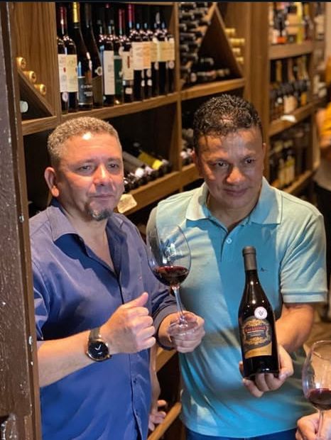 Branco e Lécio, idealizadores da Vini Vinhos